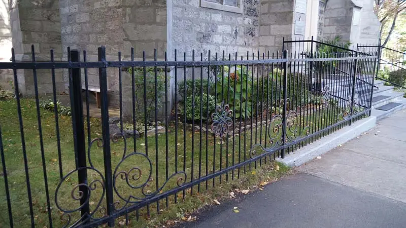 175. Быстровозводимый забор 10х1.5 из легких кованных металлоконструкций в г. Монреаль, Канада